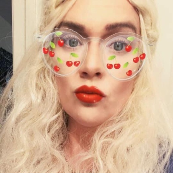 Meet your Posher, Jenn - Picture 1 of 1